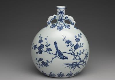 图片[2]-Flask with paired ruyi handles and flowers and birds decoration in underglaze blue, Qing dynasty, Yongzheng reign (1723-1735)-China Archive